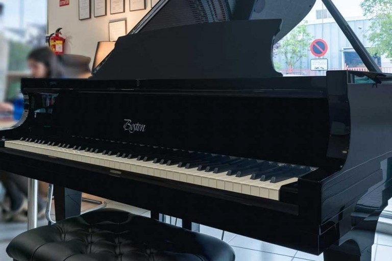 En nuestras Tiendas de Pianos, ¡Tenemos uno de los pianos edición limitada Boston GP-178 PE Silver!