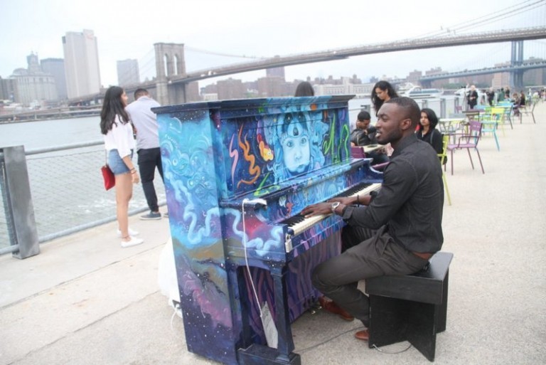 60 pianos pintados por reconocidos artistas adornaron Nueva York durante el mes de junio