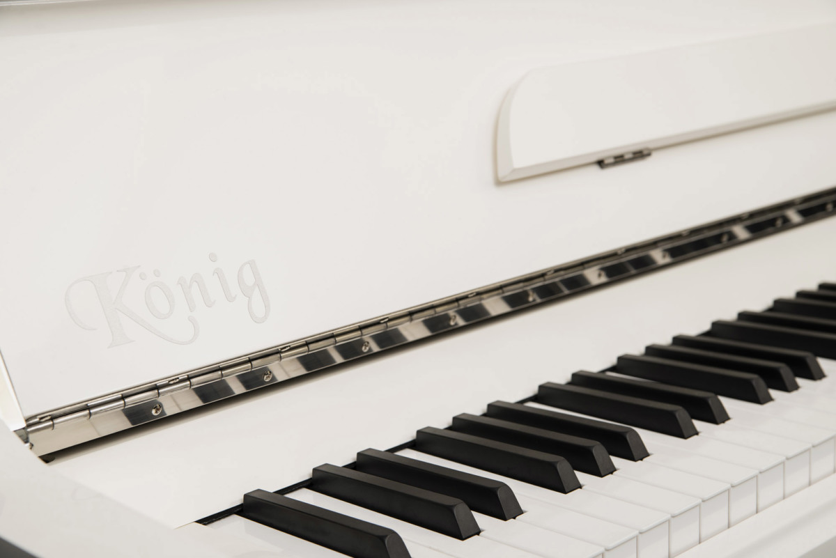piano-vertical-konig-l122-nuevo-blanco-teclado