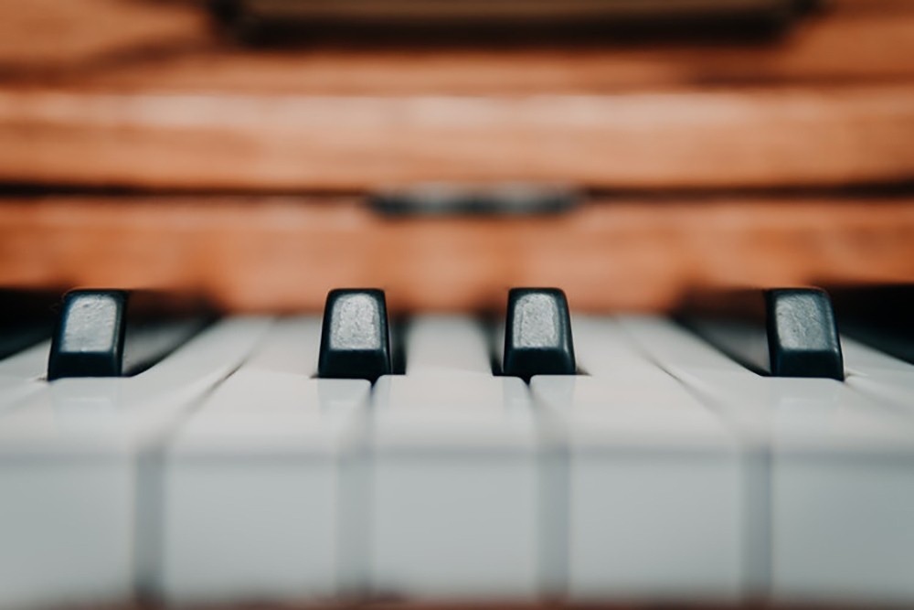 Qué se recomienda comprar para aprender a tocar? | Hinves Pianos