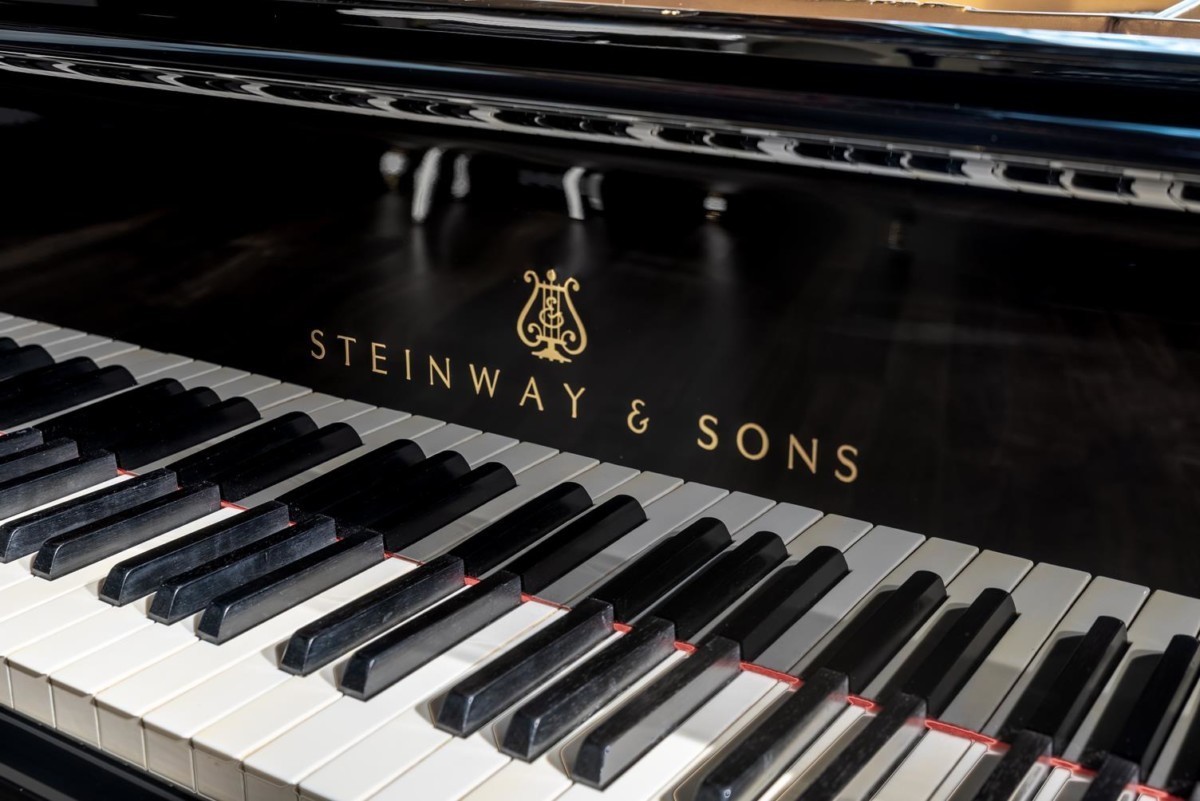 STEINWAY-B-211-427996 teclado piano detalle teclas marca