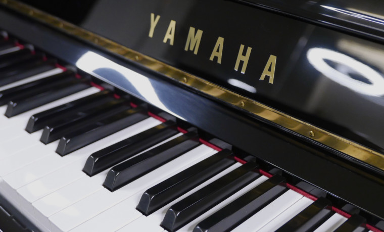 Yamaha U300SX Silent Y #5338514 detalle teclas teclado marca