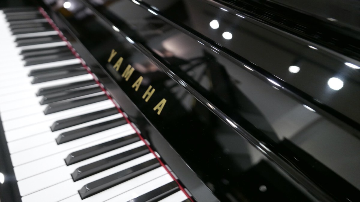 Piano-vertical-Yamaha-U100-5352275-detalle-teclado-atril-teclas-yamaha-segunda-mano