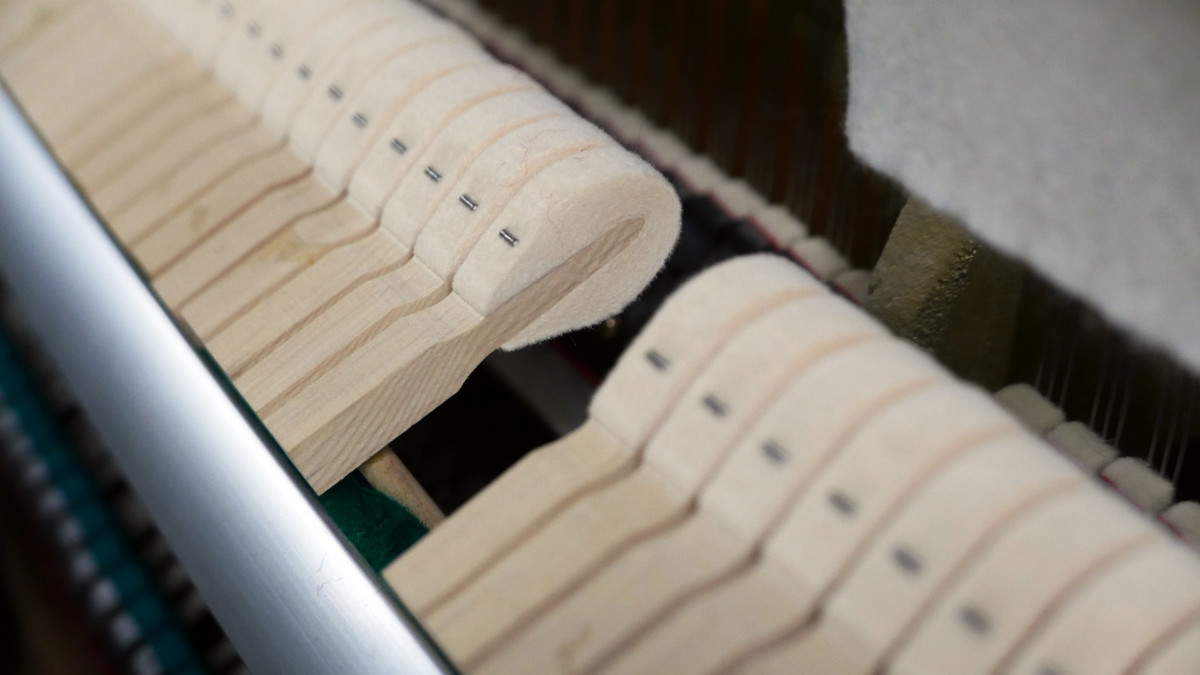 piano vertical Kawai K2 #F040168 detalle martillos macillos mecanica interior