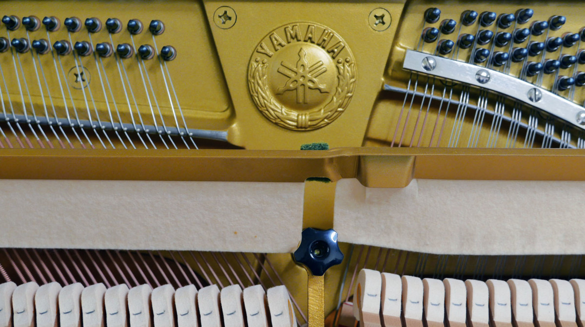 piano vertical Yamaha U3 #4173168 detalle sello clavijero sordina martillos mecanica interior