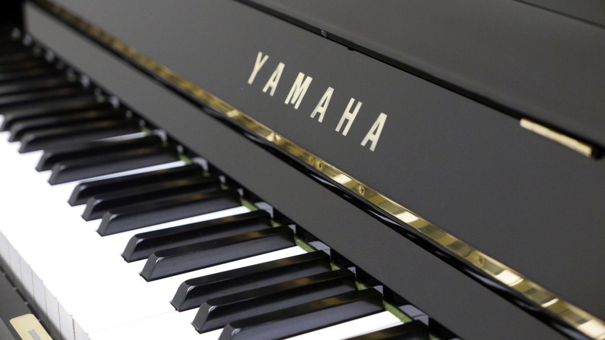 piano vertical Yamaha U1 #2401732 teclado teclas marca