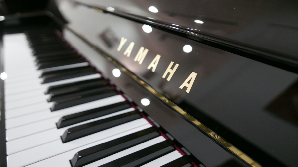 Piano-vertical-Yamaha-U100-5365066-detalle-tapa-teclado-marca-atril-segunda-mano
