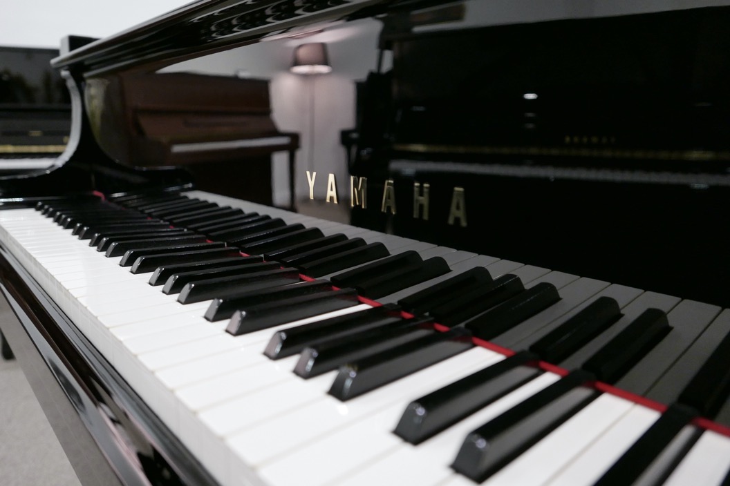Piano-de-cola-Yamaha-C5-4600641-detalle-teclado-atril-teclas-marca-segunda-mano