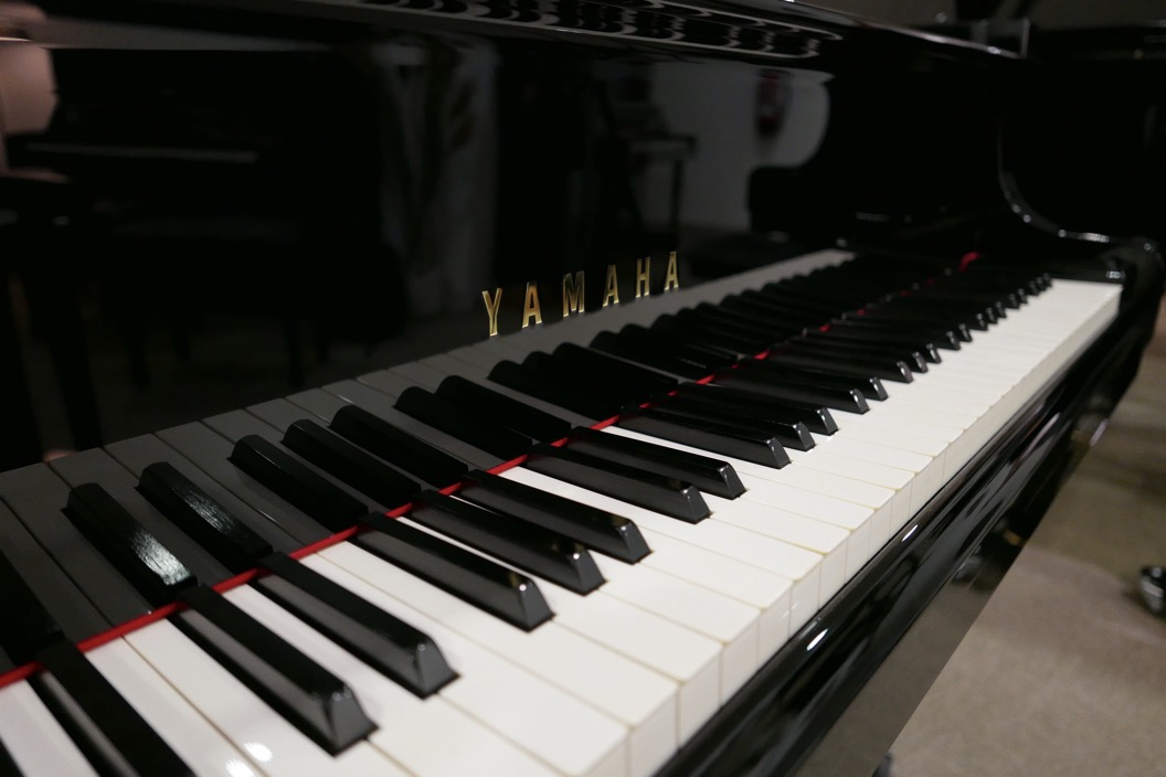 Piano-de-cola-Yamaha-C5-4600641-detalle-teclado-atril-teclas-marca-segunda-mano