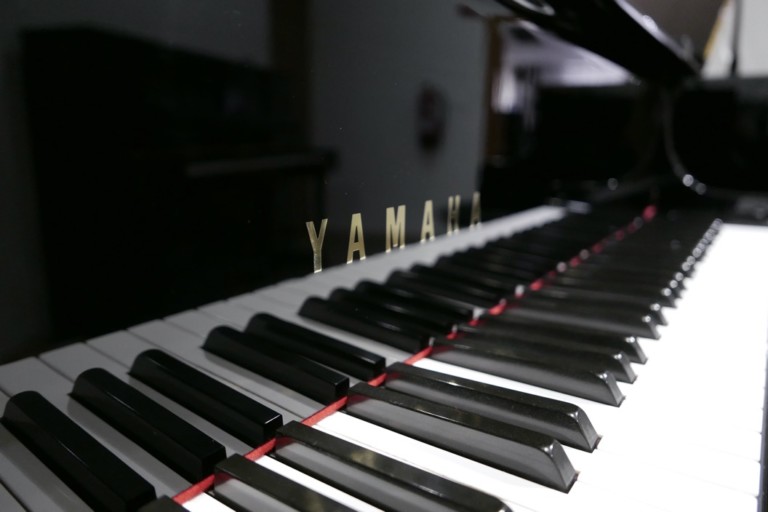 Piano-de-cola-Yamaha-G3-4490162-teclado-marca-teclas-atril-segunda-mano