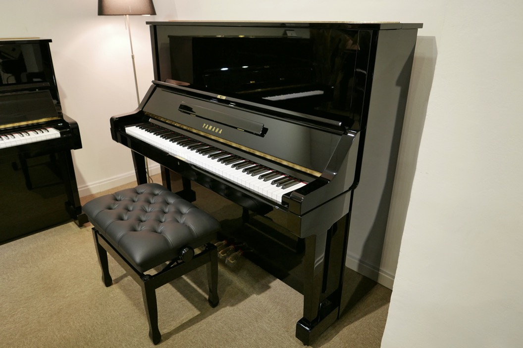 Piano-vertical-Yamaha-UX-3058801_detalle_vista_general_con_banqueta_segunda_mano