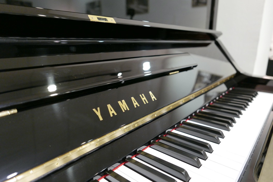 Piano-vertical-Yamaha-UX-3058801_detalle_vista_tapa_atril_teclado_teclas_marca_segunda_mano