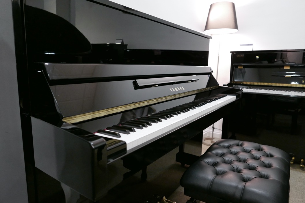 piano vertical Yamaha T121#5988931 _vista_lateral