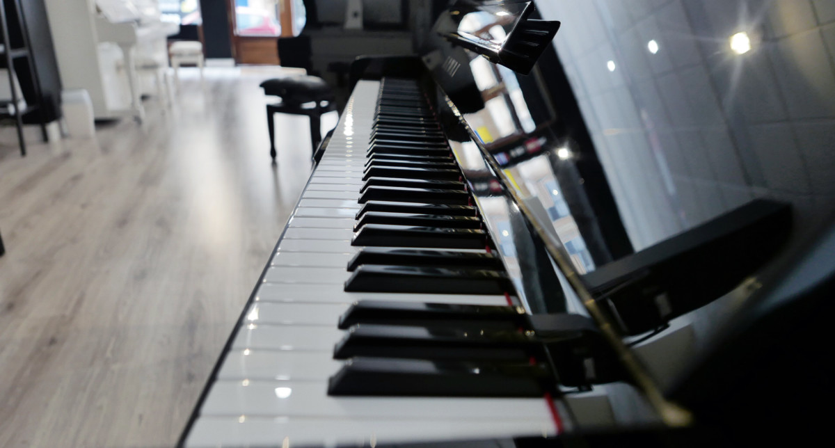 piano vertical Kawai NS15 #1571589 vista lateral teclado teclas