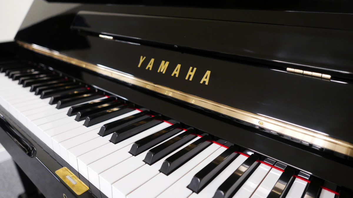 piano vertical Yamaha U1 #3235531 teclado teclas marcas