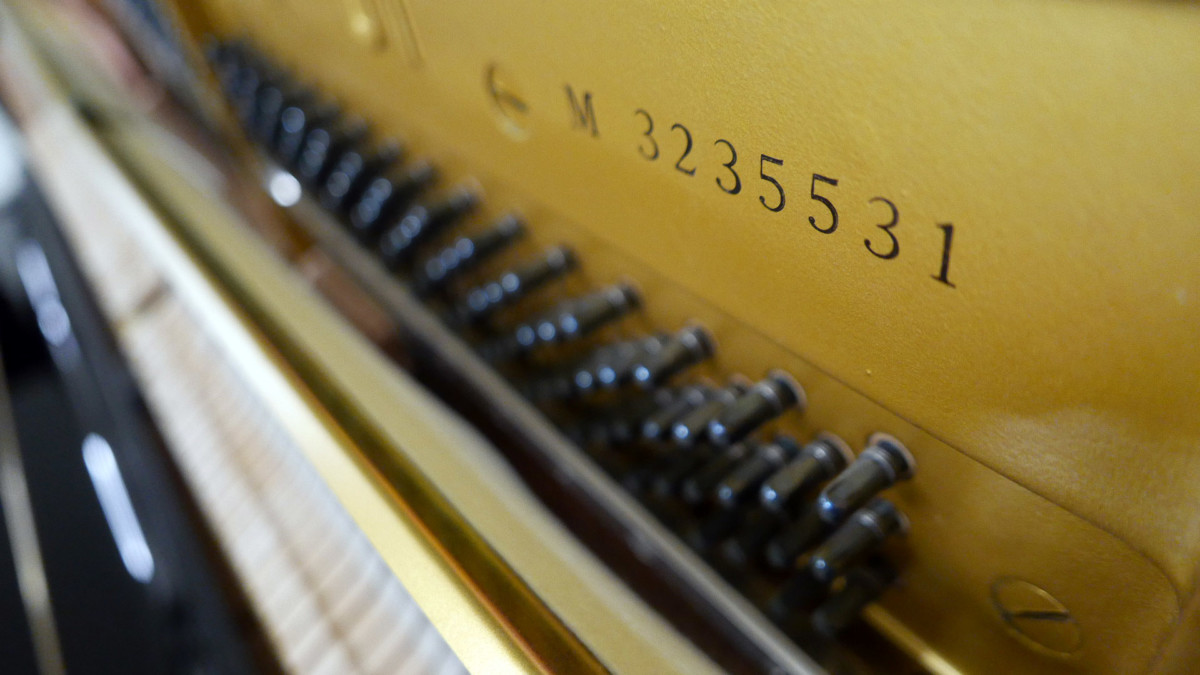 piano vertical Yamaha U1 #3235531 vista lateral numero de serie clavijero clavijas arpa