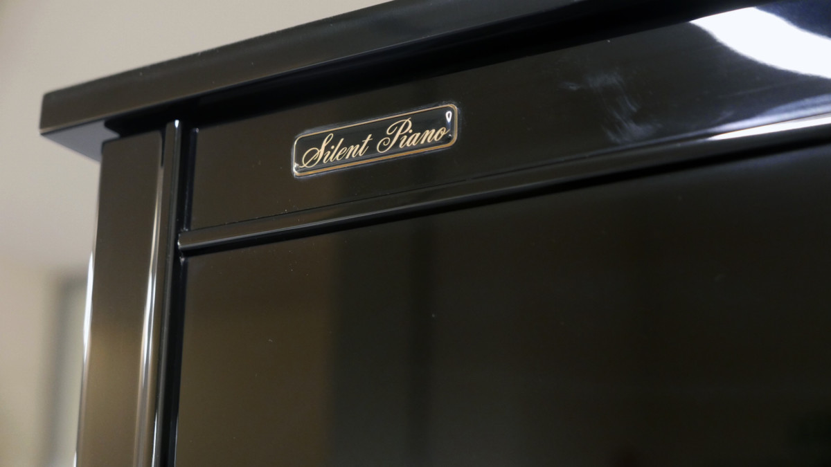 piano vertical Yamaha U300SX #5509872 detalle sistema silent mueble