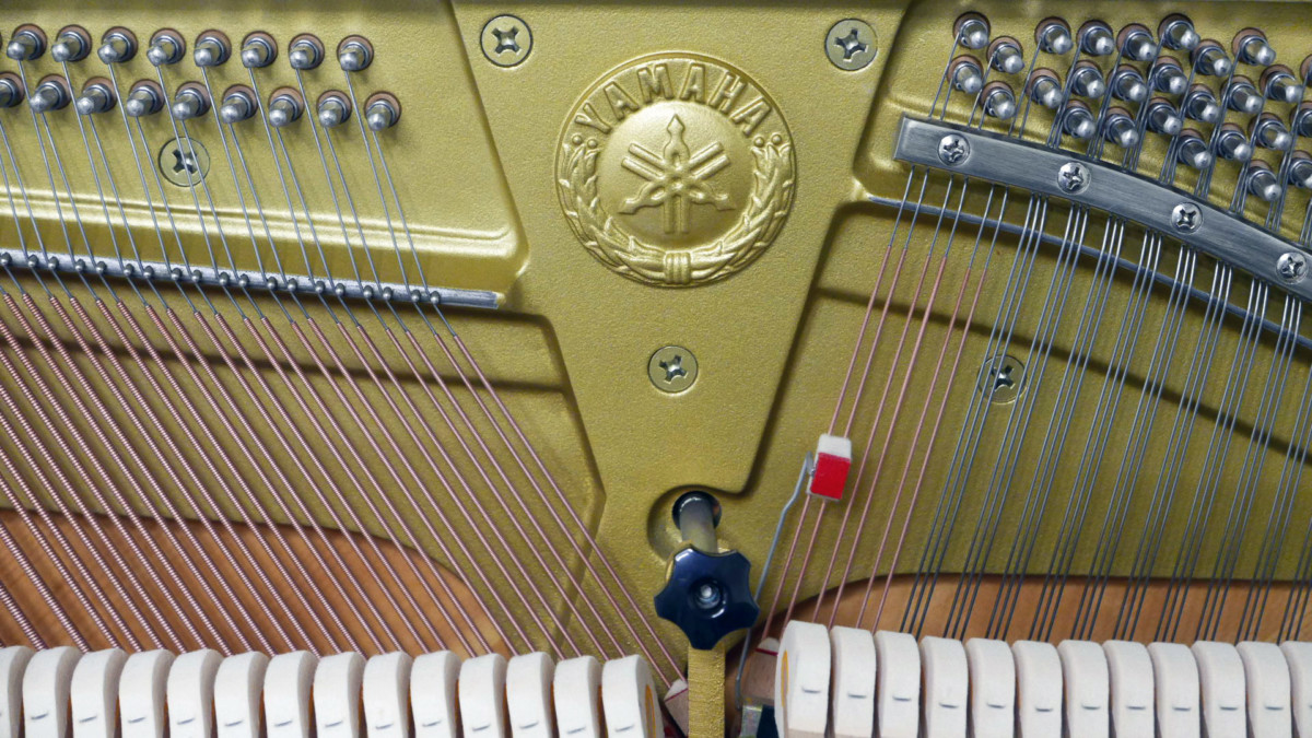 piano vertical Yamaha U300SX #5509872 interior arpa cuerdas clavijero clavijas sello