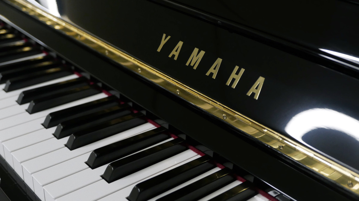 piano vertical Yamaha U300SX #5509872 teclado teclas marca