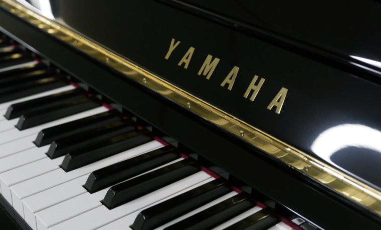 piano vertical Yamaha U300SX #5509872 teclado teclas marca