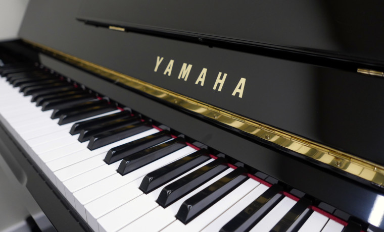 piano vertical Yamaha U100 #5561309 teclado teclas marca