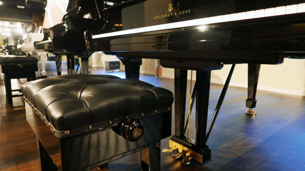 piano de cola nuevo SEMINUEVO. Steinway & Sons M170 Spirio #607508 detalle banqueta