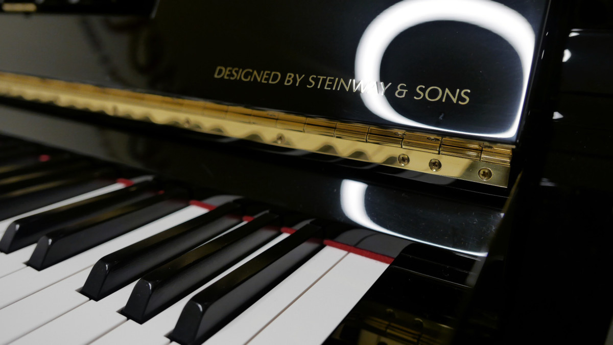 piano vertical Boston UP126PE #187355 detalle designed by steinway and sons