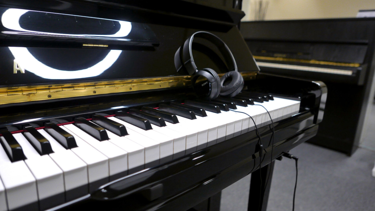 piano vertical Yamaha U300 Silent #5489114 detalle auriculares teclado