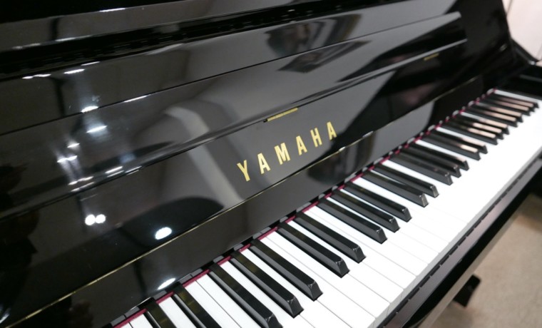 Piano_vertical_Yamaha_YU11_6327864_detalle_mueble_teclado_teclas_tapa_atril_marca_segunda_mano