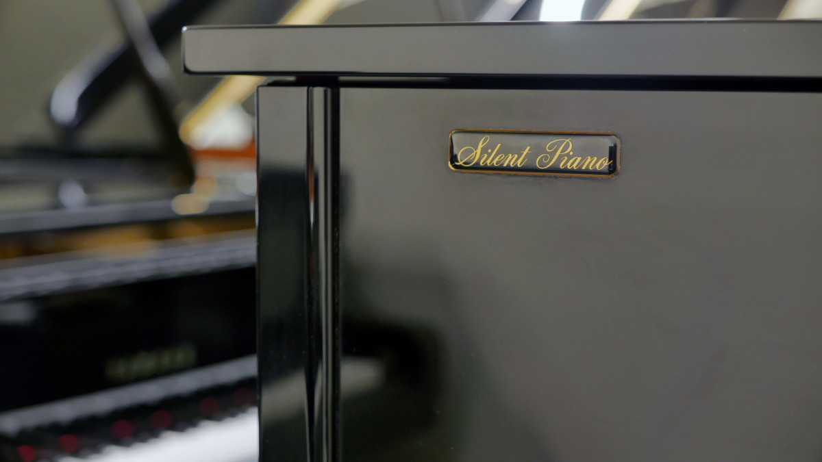 piano vertical Yamaha U100 Silent #5528538 detalle sistema silent mueble