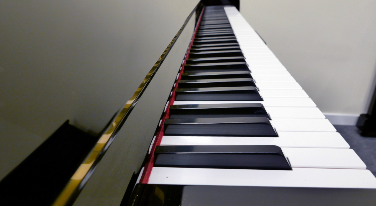 piano vertical Yamaha U100 Silent #5528538 vista lateral teclado teclas
