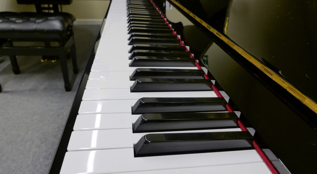 piano vertical Yamaha YU11 #6220580 vista lateral teclado teclas