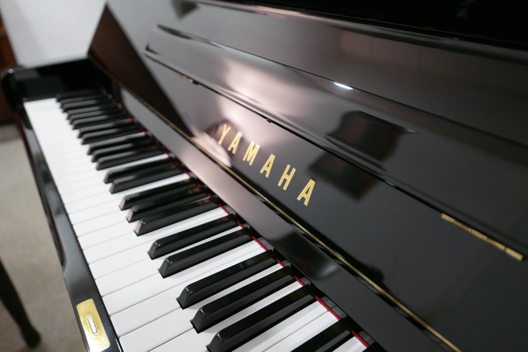 Piano_vertical_Yamaha_U1_1862141_detalle_mueble_teclado_teclas_marca_bisagras_atril_tapa_segunda_mano