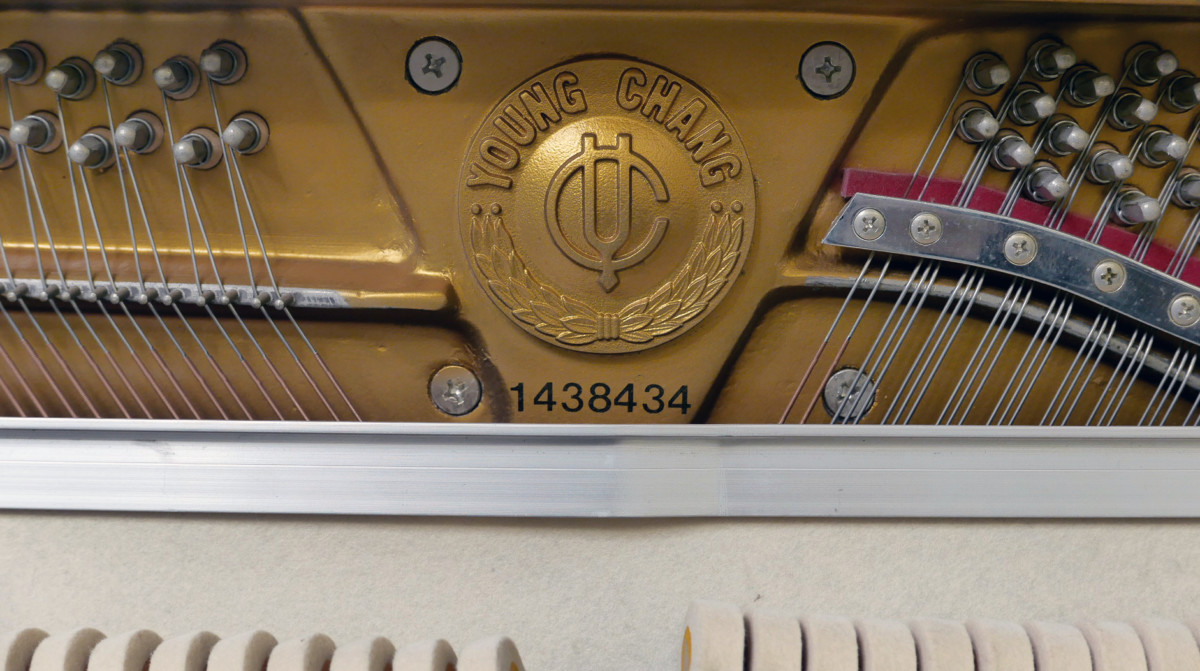 piano vertical Young Chang U109 #1438434 detalle sello marca numero de serie clavijero arpa