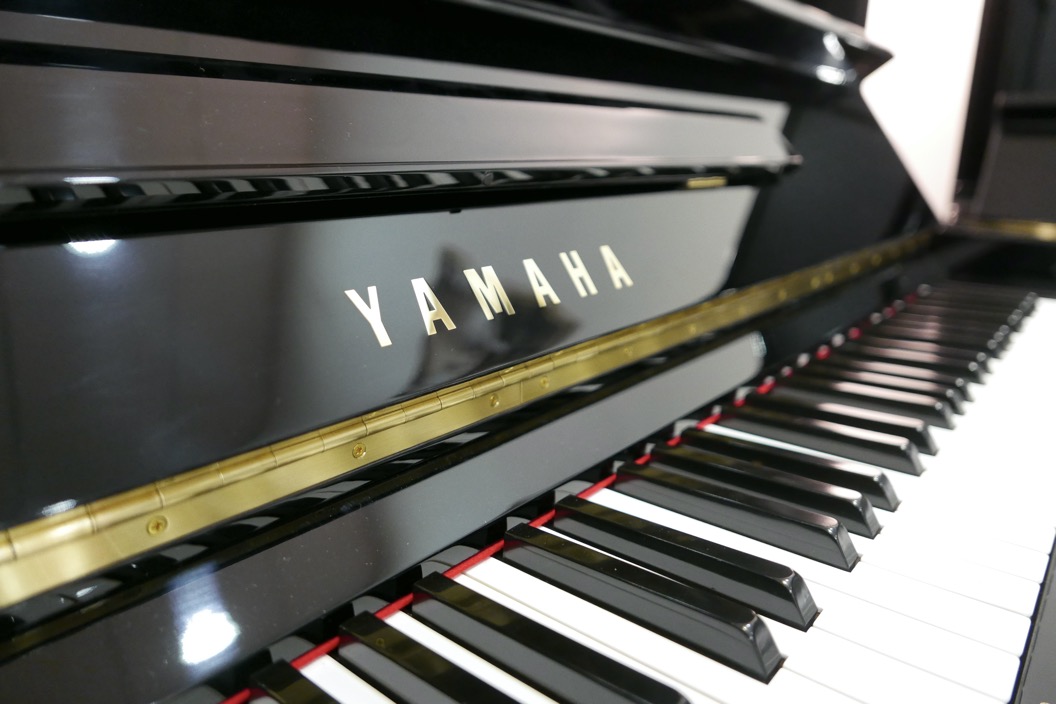 Piano_vertical_Yamaha_U3_1674583_detalle_mueble_teclado_teclas_tapa_bisagras_marca_atril_segunda_mano