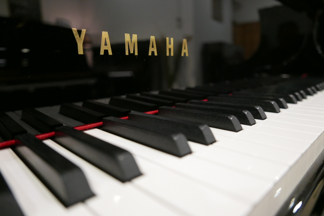 Piano_de_cola_Yamaha_C5X_6371182_detalle_mueble_teclado_teclas_tapa_marca_segunda_mano