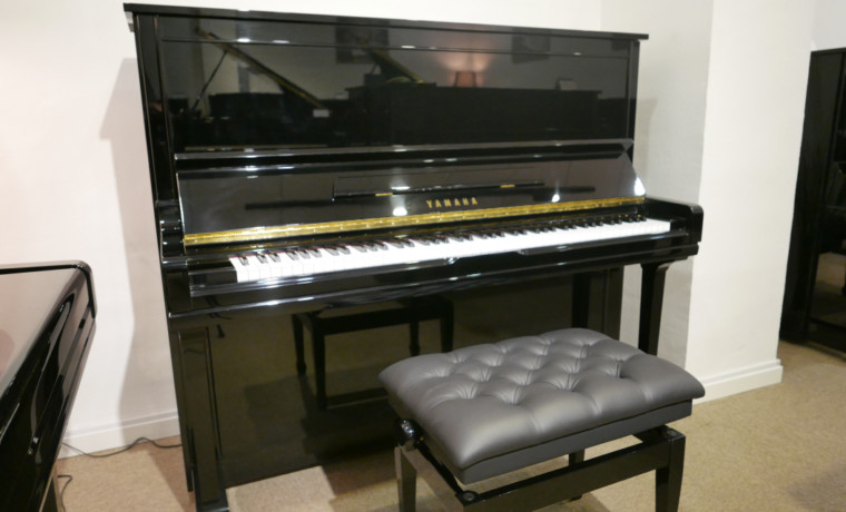 Piano_vertical_Yamaha_U300_5554218_detalle_mueble_vista_general_con_banqueta_tapa_abierta_segunda_mano