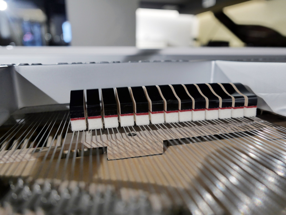 piano de cola Steinway & Sons M170 blanco #173658 detalle apagadores cuerdas