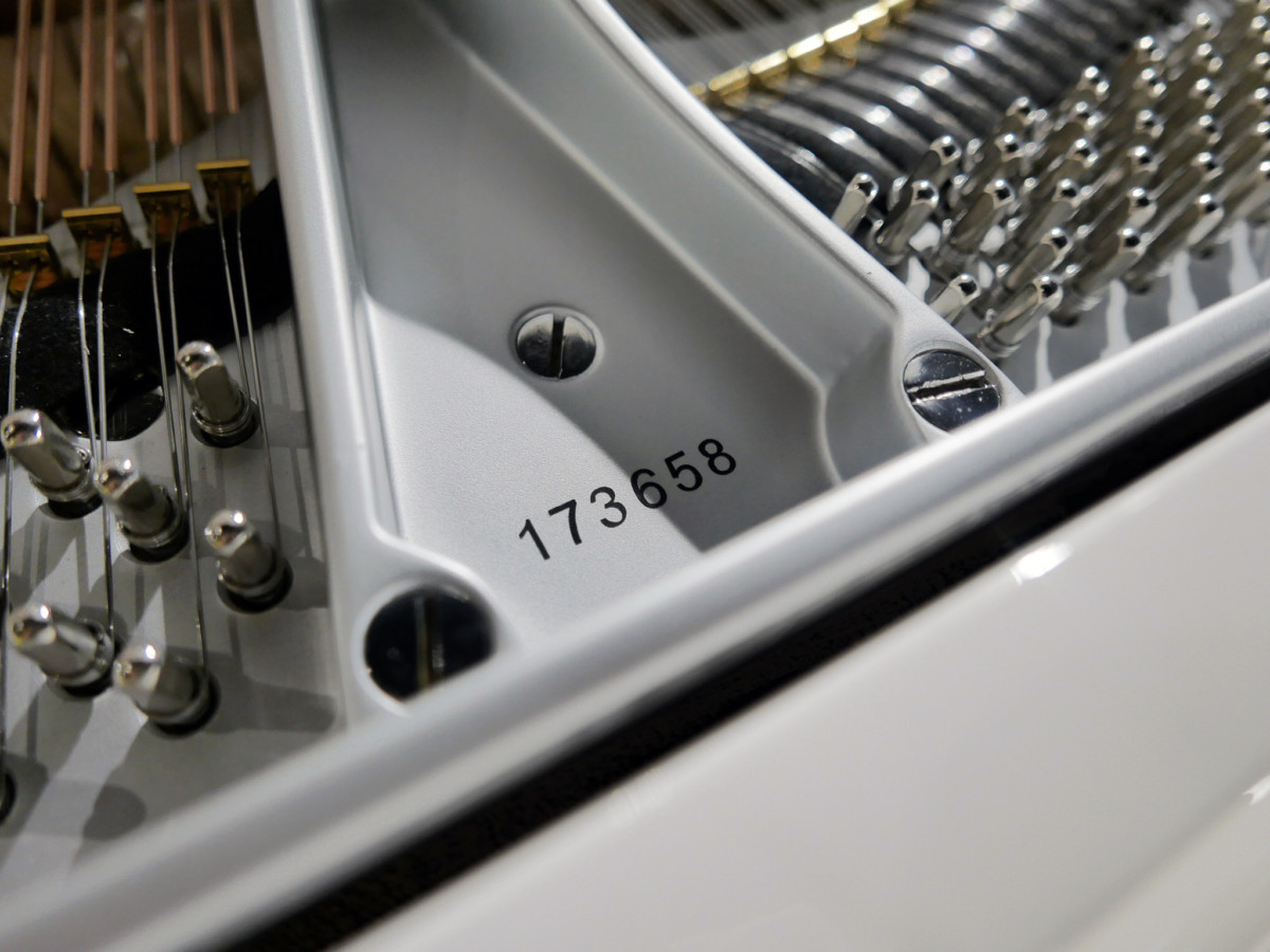 piano de cola Steinway & Sons M170 blanco #173658 numero de serie