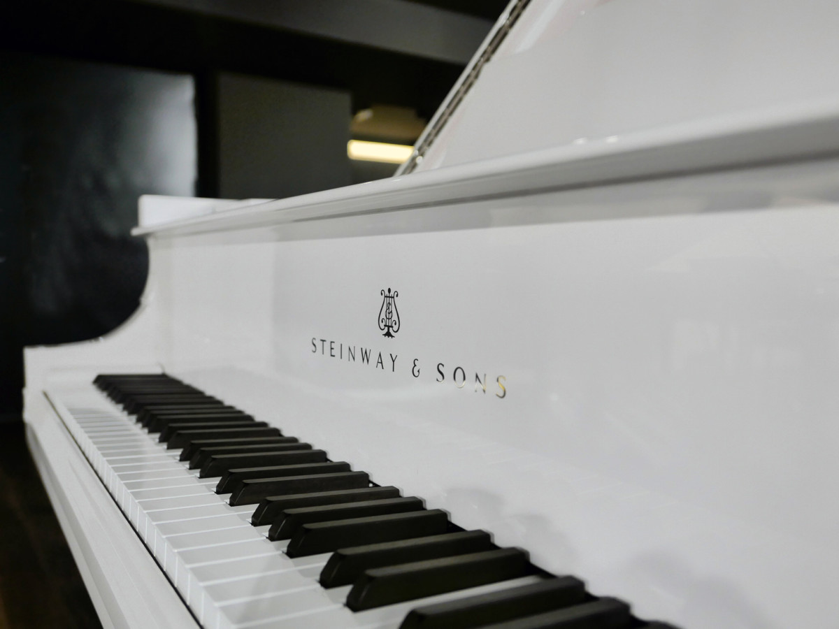 piano de cola Steinway & Sons M170 blanco #173658 telcado teclas marca