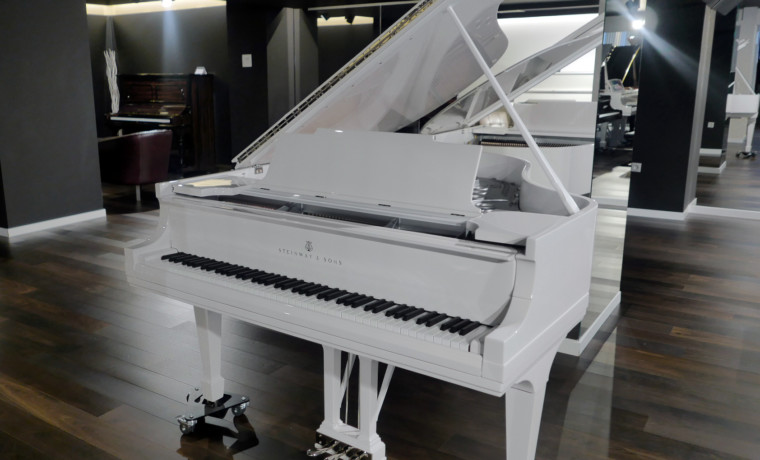 piano de cola Steinway & Sons M170 blanco #173658 vista general tapa abierta