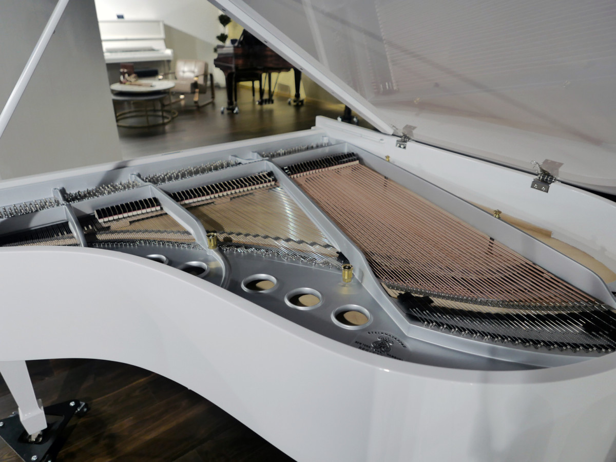 piano de cola Steinway & Sons M170 blanco #173658 vista general trasera arpa mecanica interior
