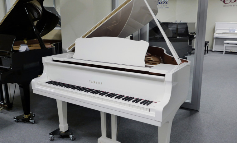 piano de cola Yamaha C2 blanco #6253646 vista general tapa abierta