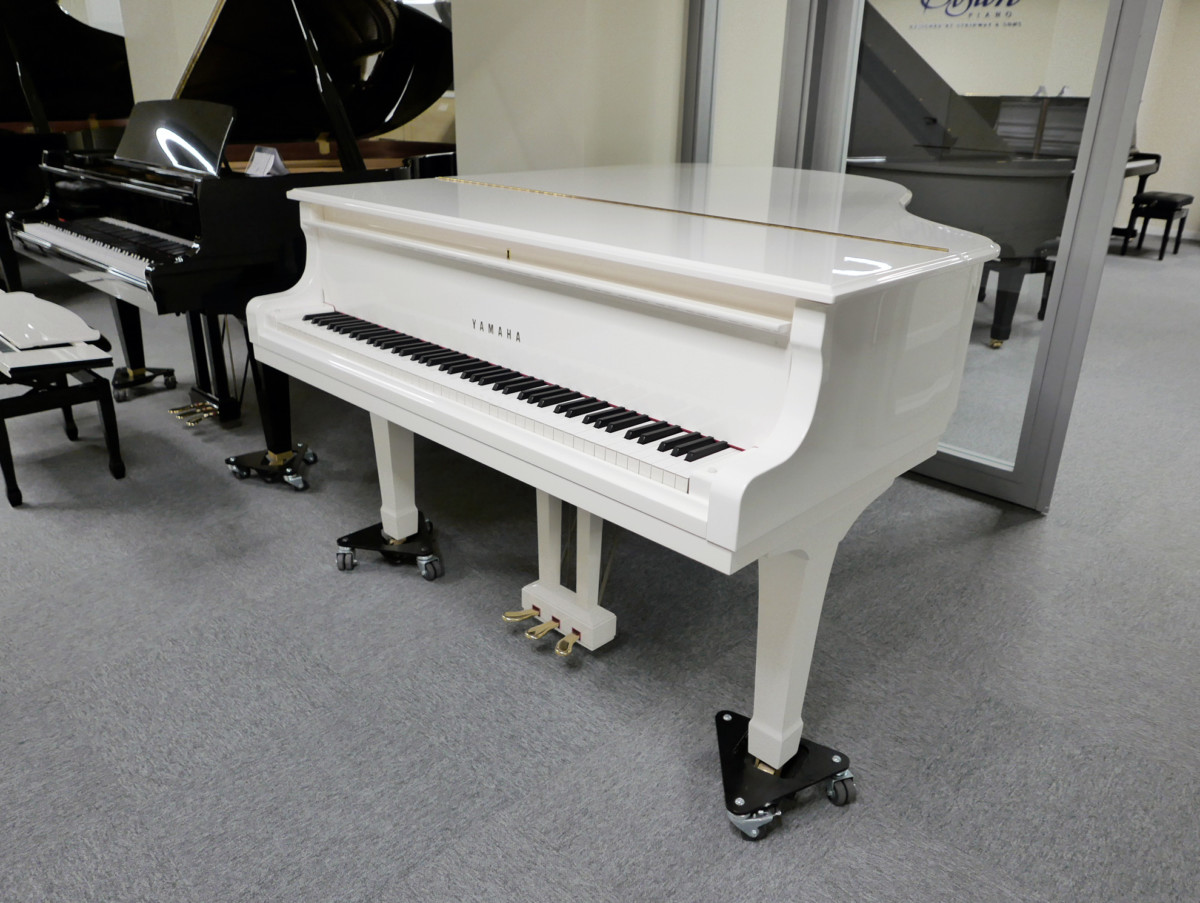 piano de cola Yamaha C2 blanco #6253646 vista general tapa cerrada