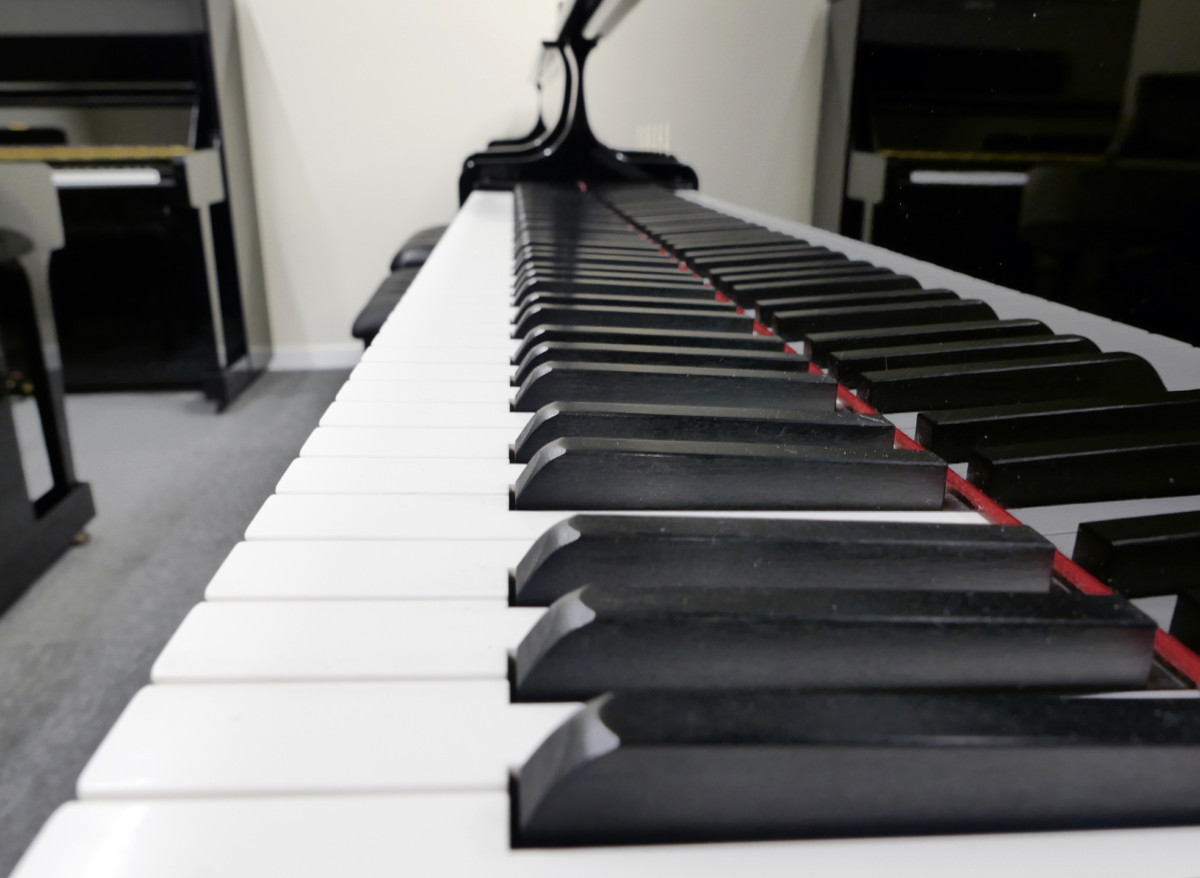 piano de cola Yamaha C7 #6182478 vista lateral teclado teclas