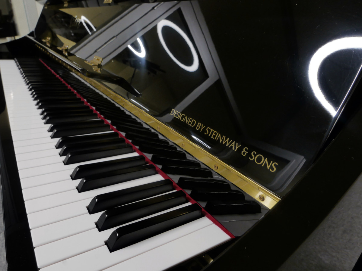 piano vertical Essex EUP108 #142028 designed by steinway teclado