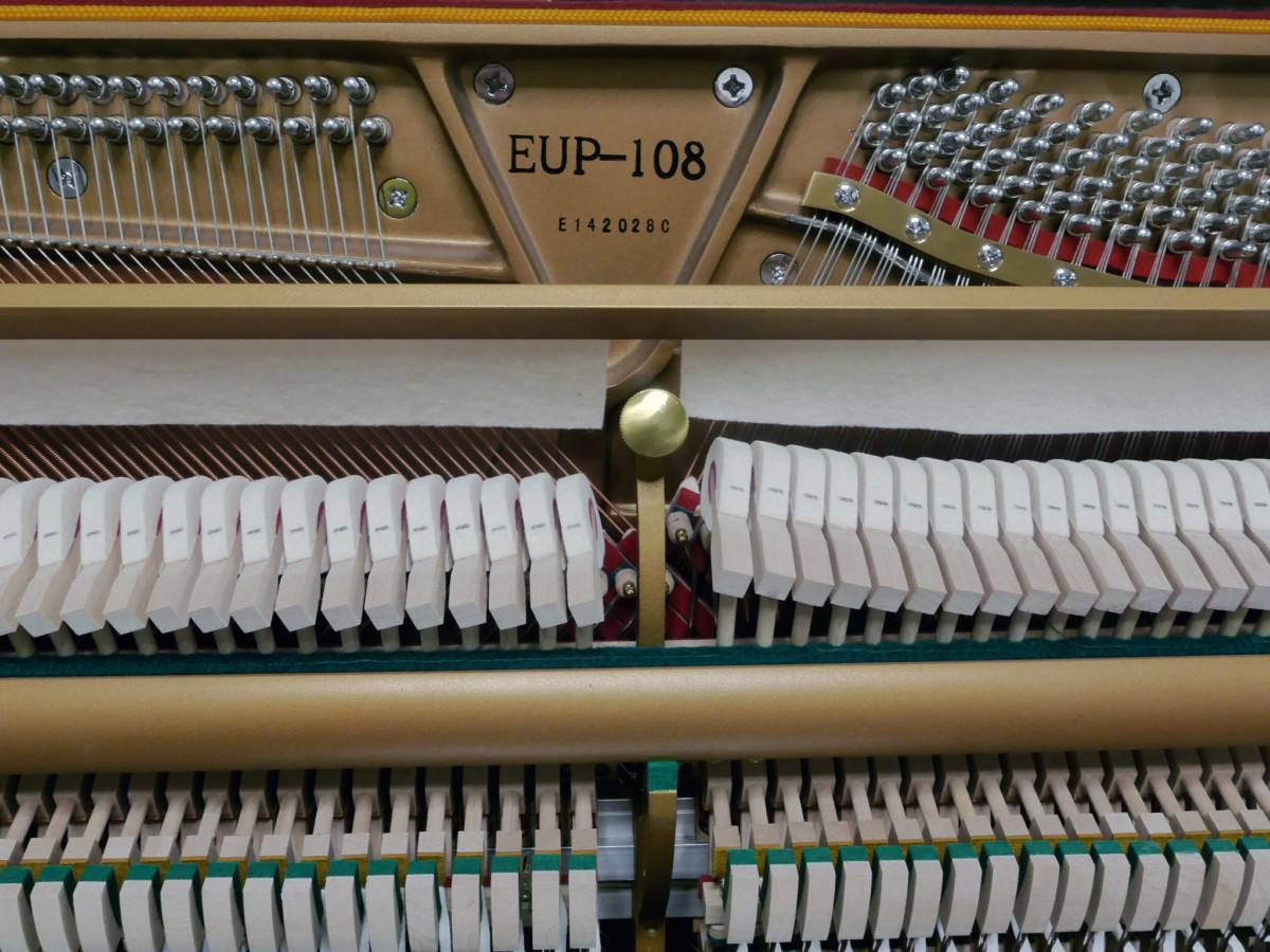 piano vertical Essex EUP108 #142028 mecanica interior numero de serie martillos sordina