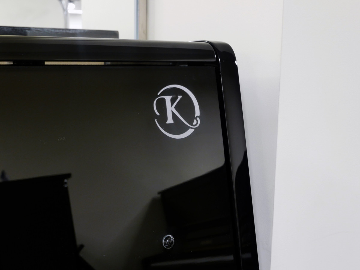 piano vertical König K109 #12879 detalle mueble letra marca