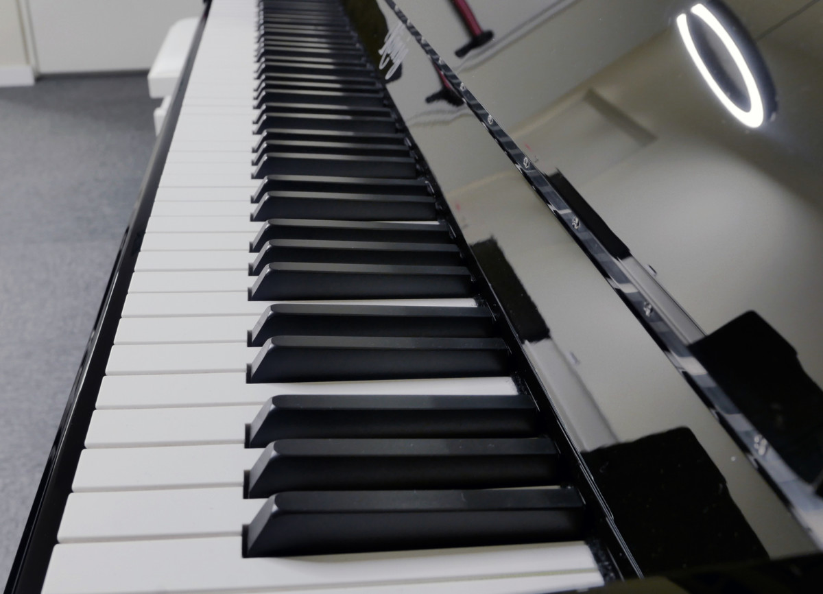 piano vertical König K109 #12879 vista lateral teclado teclas