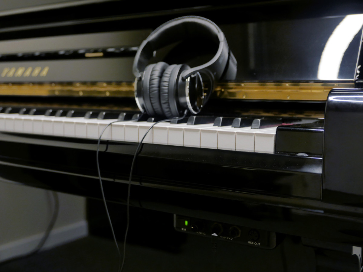 piano vertical Yamaha U300 silent #5353240 detalle auriculares silent